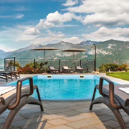 Sleeps 8 Pool Air Con Wifi