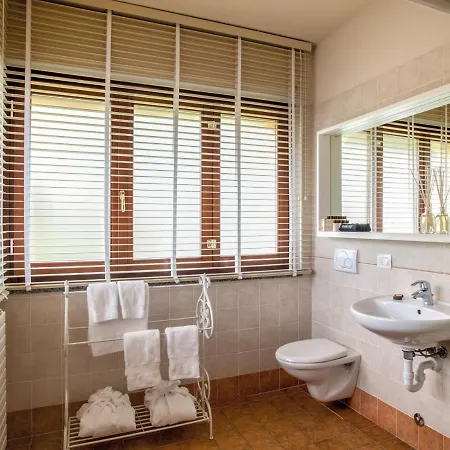 Sleeps 8 Pool Air Con Wifi